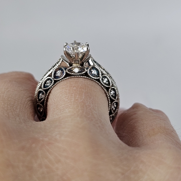 Stunning Designer Zircon Ring Sz 6 ! - Picture 13 of 14